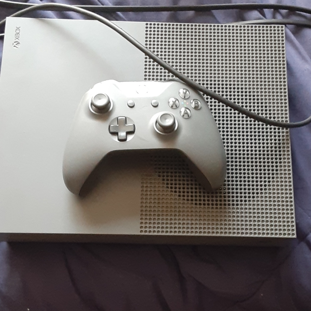 Xbox one s +controller